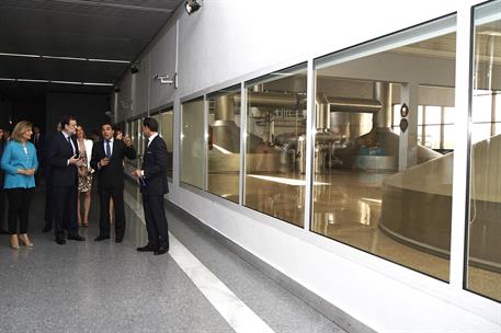 4/07/2016. Rajoy visita la factoría Mahou-San Miguel. El presidente del Gobierno en funciones, Mariano Rajoy, junto a la ministra de Empleo ...